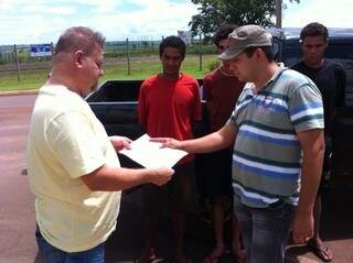 Trio que roubou caminhonete em Paranhos foi preso com a ajuda da Polícia Paraguaia. (Foto: divulgação) 