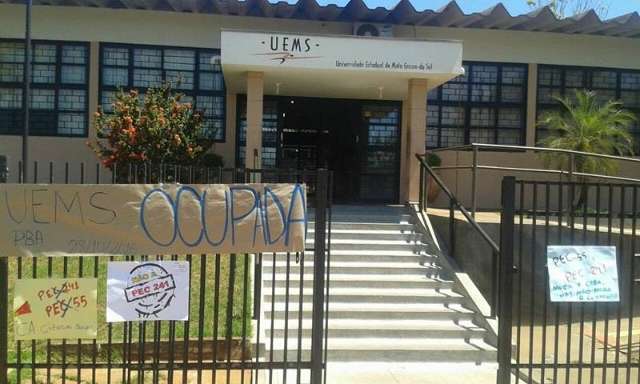 Estudantes ocupam pr&eacute;dio da UEMS contra reformas do Governo Federal