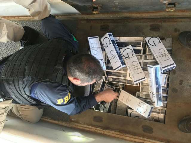 PRF apreende carga avaliada em R$ 3,5 milh&otilde;es em cigarros contrabandeados
