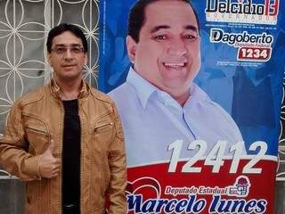 Eduardo Iunes ao lado do cartaz de propaganda do irmão, Marcelo Iunes, quando o atual prefeito foi candidato a deputado estadual em 2014 (Foto: Facebook/Reprodução)