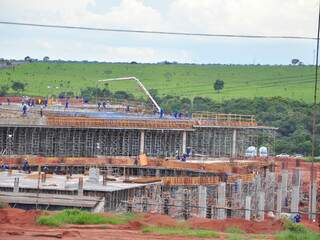 Obras de grande porte mantiveram a construção civil entre os setores que mais empregam. (Foto: João Garrigó)