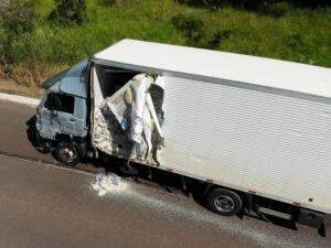 Duas pessoas ficam feridas em colis&atilde;o com 4 ve&iacute;culos na BR-262