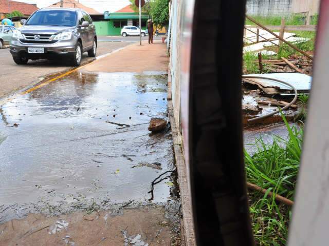  Prefeitura afirma que &aacute;gua jorrando em obra vem de len&ccedil;ol fre&aacute;tico