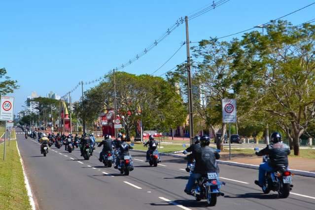 F&atilde;s de Harley-Davidson fazem "motorreata" para festejar dia em Campo Grande