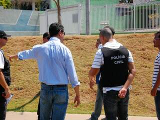 Adolescente com colete da Polícia auxilia na reconstituição. (Foto: Simão Nogueira)