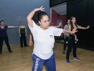 Lívia Lopes mostra que o Femme Dance trabalha mais com os braços e mãos (Foto: Kisie Ainoã)
