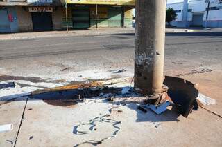 Na avenida Coronel Antonino, jovens bateram Ford Ka em poste e tiveram traumatismo craniano. (Foto: Rodrigo Pazinato)