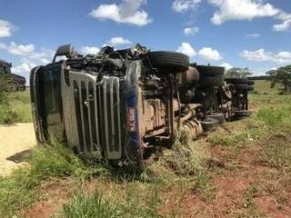 Após acidente, caminhão parou tombado (Foto: Alvorada Informa)