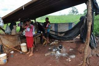 Índios que vivem em acampamento na margem do Córrego Curral de Arame, entre Dourados e Ponta Porã (Foto: Divulgação/MPF)