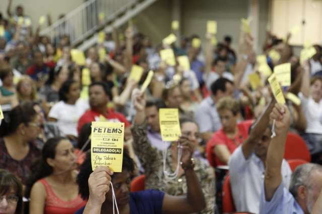 Por 20 horas, professores fazem paralisação de alerta na terça-feira