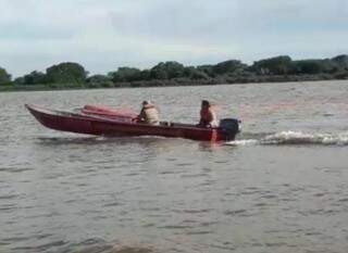 Equipes durante buscas no rio Paraguai (Foto: Corpo de Bombeiros)