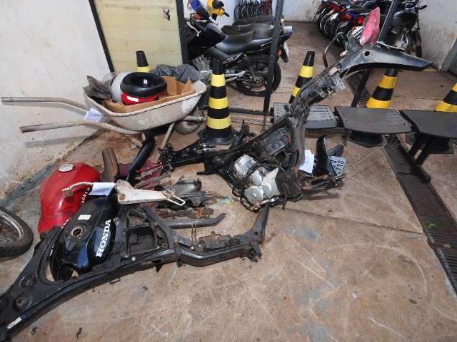 Casal &eacute; preso com motocicleta furtada de guarda municipal de Campo Grande