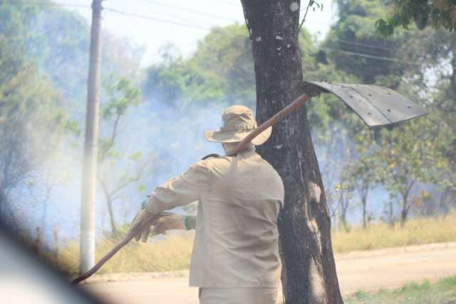 Depois de controlado, fogo se propaga e bombeiros voltam ao Rita Vieira
