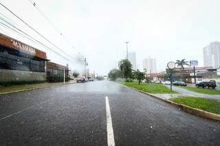 Chuva voltou a cair em Campo Grande nesta tarde (Foto: André Bittar)