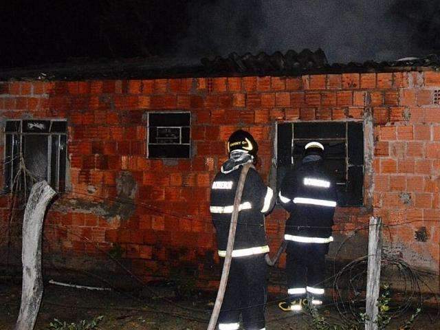 Ap&oacute;s brigar com o marido, mulher coloca fogo na pr&oacute;pria casa