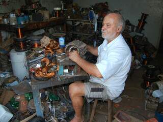 O eletricista Leonildo Martins acompanha avanço das obras enquanto conserta motores. 