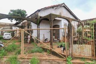Casa na Vila Carvalho já recebeu visita de agentes e parte do terreno foi limpo. (Foto:Fernando Antunes)
