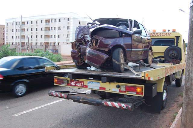 Motorista fica ferido ao colidir carro em poste na Mascarenhas