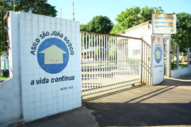 Princ&iacute;pio de inc&ecirc;ndio em asilo queima idoso e deixa intoxicados