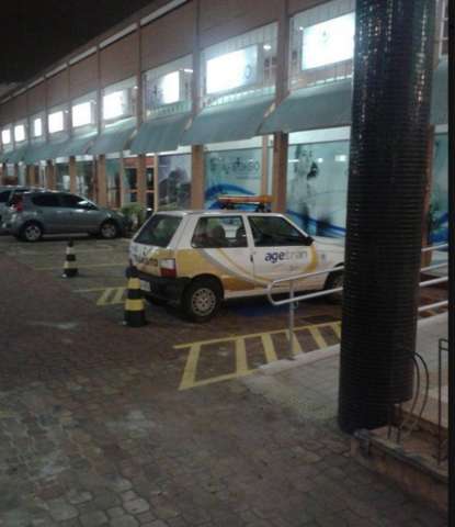 Carro da Agetran &eacute; flagrado em vaga para deficiente f&iacute;sico na Capital