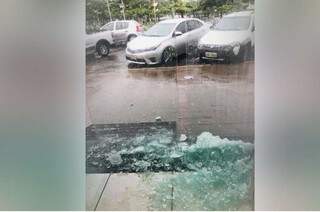 Porta de vidro foi destruída após ser atingida por raio (Foto: reprodução/JP News)