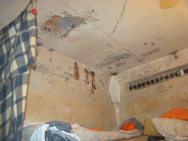 Presos fazem buraco no teto para fugir de pres&iacute;dio em Amambai
