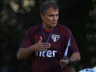 Técnico Diego Aguirre terá desfalques para a partida desta terça-feira (Foto: Rubens Chiri/saopaulofc.net)