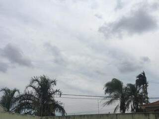 Céu nublado na tarde desta terça-feira no Jardim dos Estados em Campo Grande (Foto: Guilherme Henri)
