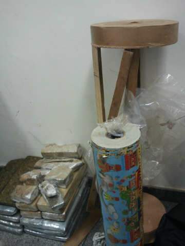  Jovem &eacute; flagrada com maconha escondida em rolo de papel de presente 