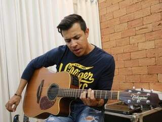 Evandro Campos é cantor sertanejo sul-mato-grossense. (Foto: Alcides Neto)