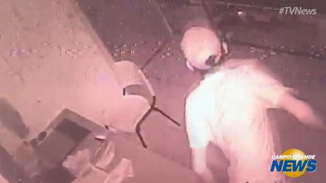 Em menos de 5 minutos, ladr&atilde;o vasculha lanchonete e leva notebook 