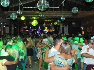 Até ano passado, clube ficava lotada com bailes sertanejos. (Foto: reprodução Facebook)