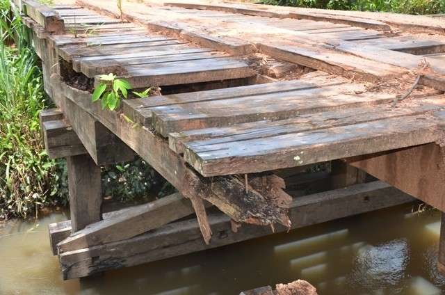 Ponte que escoa mandioca e soja est&aacute; apodrecendo