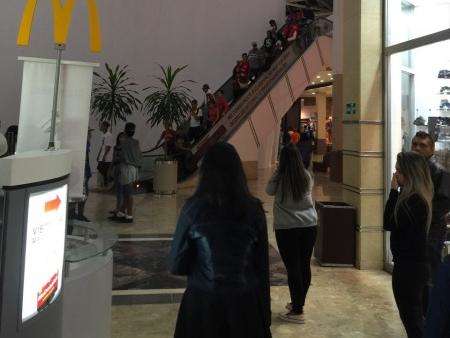 Confus&atilde;o entre adolescentes obriga lojistas a fecharem portas em shopping