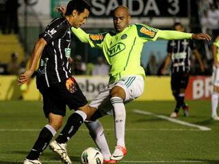 Thiago Heleno, zagueiro palmeirense, marcou o primeiro gol do jogo (Foto: Rubens Flores/Agência Estado)