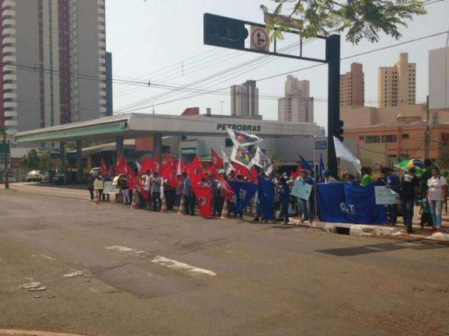 Sem-terra fecham rua e geram reclama&ccedil;&atilde;o de quem passava no local