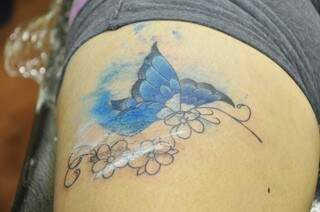Dina fez tatuagem para esconder marcas de garota. (Foto: João Garrigó)