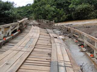 Em Santa Rita do Pardo, ponte teve estrutura condenada após enchente. 