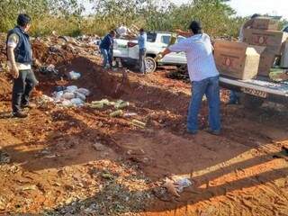 Mercadorias apreendidas são enterradas (Foto: Divulgação/Decon)