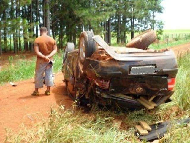 Durante fuga, carro com mais 740 kg de maconha capota no sul do Estado
