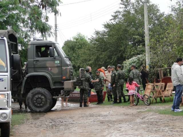 Dez fam&iacute;lias continuam em gin&aacute;sio ap&oacute;s serem desabrigadas por chuva