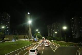 Os passageiros puderam contemplar a vista noturna da paisagem de Campo Grande (Foto: Paulo Francis)