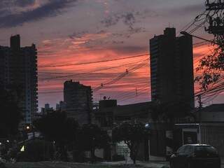Quarta-feira em Campo Grande amanheceu com céu parcialmente nublado, após temporal de ontem à noite. (Foto: Marina Pacheco)
