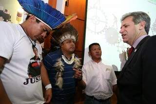 Ministro comete gafe ao encontrar irmão de índio morto (Foto: Marcelo Victor)