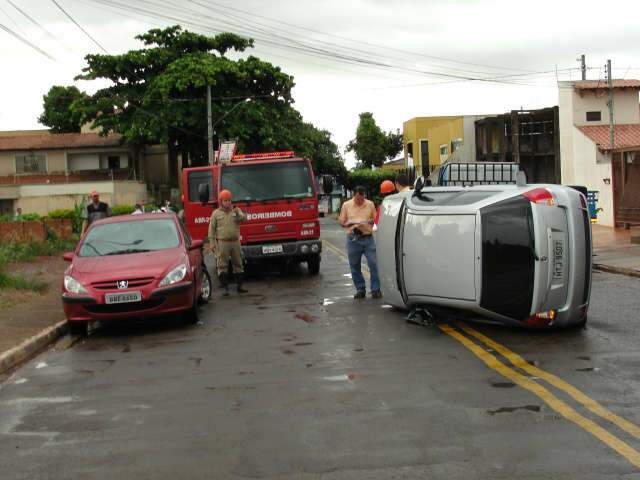  Carro tomba em frente de conveni&ecirc;ncia na avenida Tr&ecirc;s Barras 