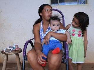 Lilian, a mãe de Rayanne e dois dos três filhos que não conviveram com a irmãzinha. (Foto: Marina Pacheco)