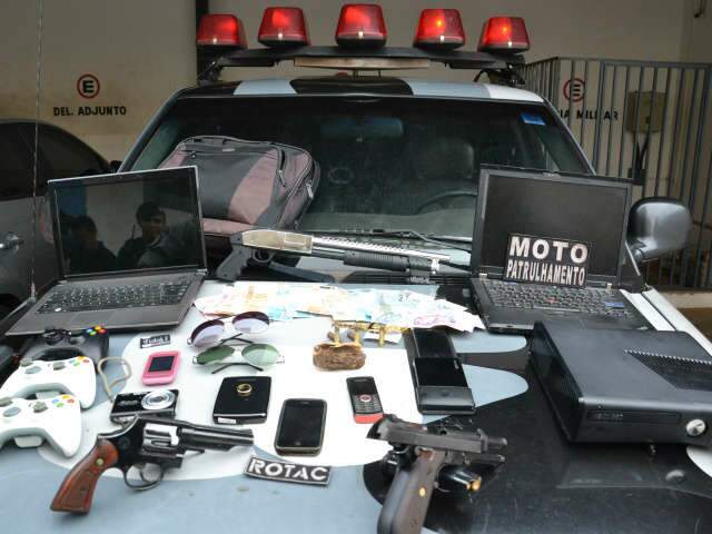  Tr&ecirc;s homens s&atilde;o presos minutos depois de roubar casa na Vila Planalto