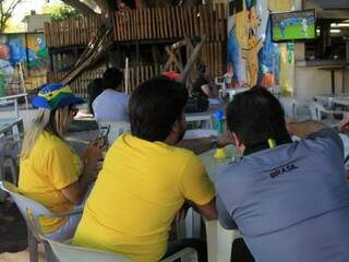 Grupo reunido para assistir jogo em Campo Grande (Foto: Marina Pacheco)