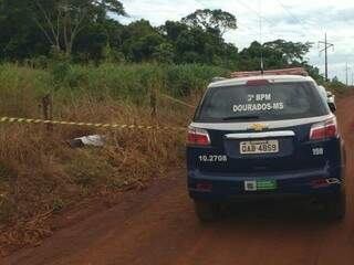 O corpo foi encontrado nas margens de uma estrada vicinal, na área rural de Dourados (Foto: Adilson Domingos)