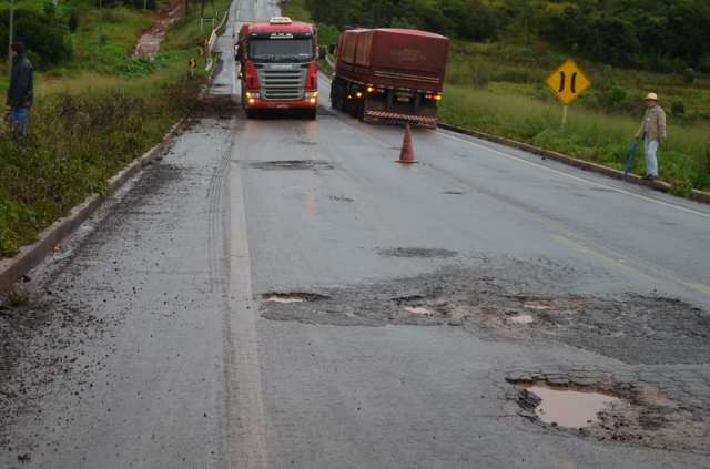 Carreta bate em buraco, sai da rodovia e capota na BR-163